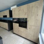 meuble colonnes fours et nombreux rangements, frigo encastré