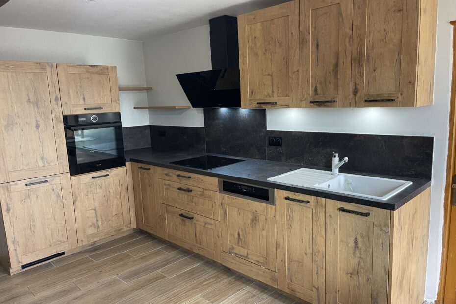 cuisine équipée éclairée LED, bois clair et noir