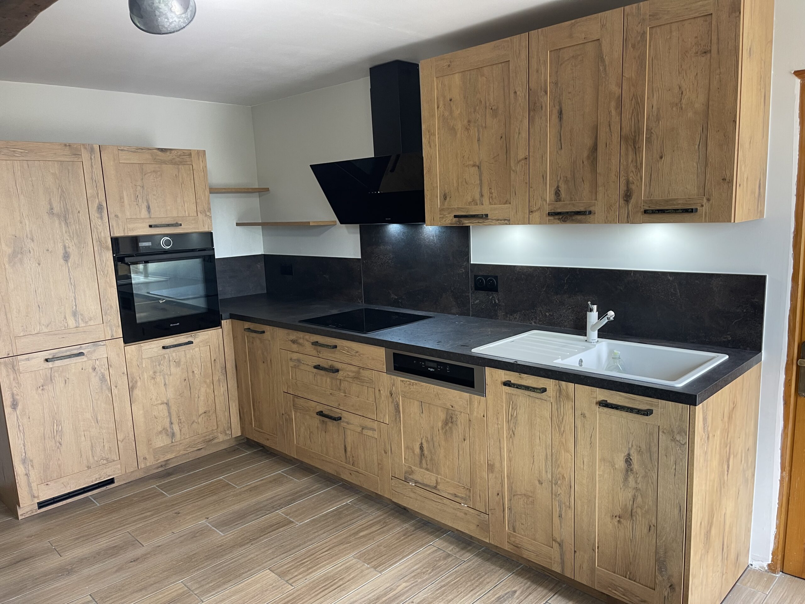 cuisine équipée éclairée LED, bois clair et noir