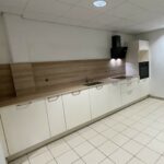 cuisine meubles clair, plan de travail compact