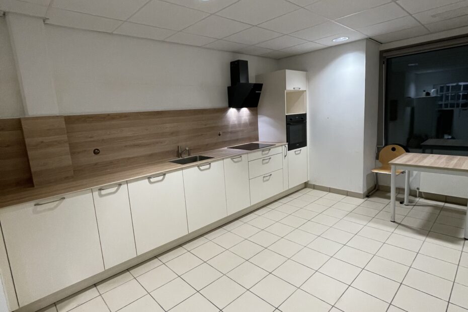 cuisine en laque couleur magnolia, plan de travail compact coloris bois clair