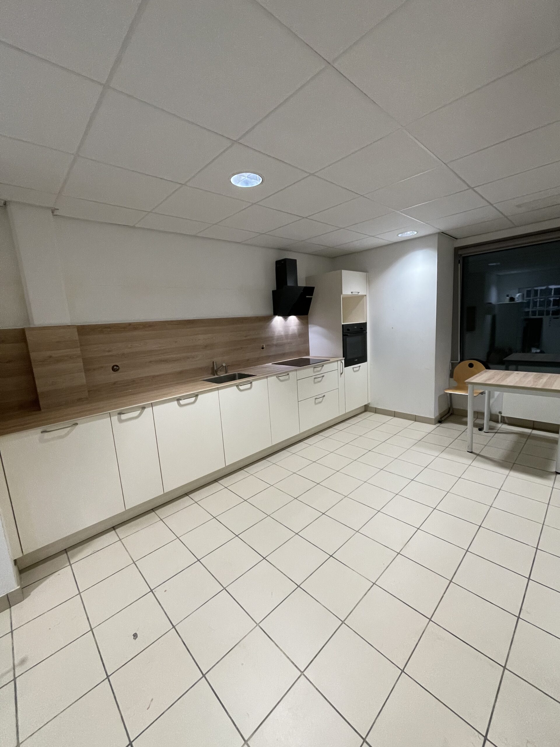 cuisine en laque couleur magnolia, plan de travail compact coloris bois clair